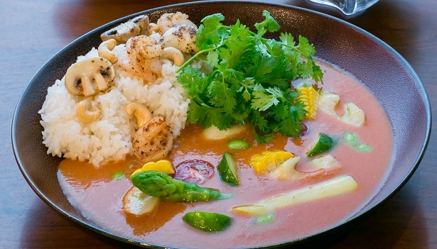 【写真を見る】スペインで有名な冷製スープ・ガスパチョをカレースパイスで味付けた