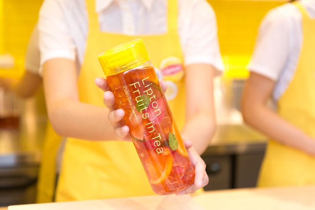 見た目も美しい「Fruits in Tea」の出来上がり！