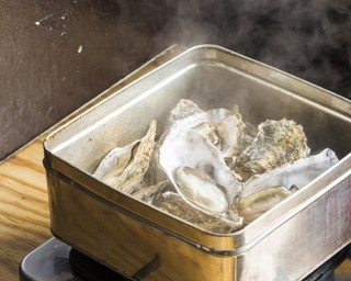 その名も「ガンガン焼き」　札幌の市場で食べられる絶品カキとは