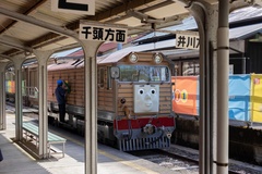 奥泉駅ではトビー号が折り返し作業をする様子を見ることができる