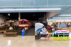 ショップスペースに隣接して、古い機関車や鉄道関連グッズの展示も