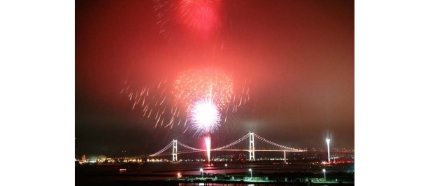 【白鳥大橋カウントダウン2010】カウントダウンの後、クラッカーを鳴らして花火が打ち上がる。ライトアップされた橋と夜空を彩る花火はまさに壮観だ
