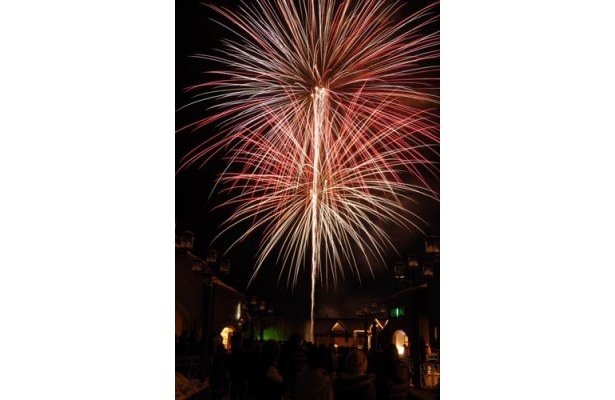 【キロロホワイトカウントダウン】約２０１０発の花火が次々と打ち上げられてキロロリゾートの夜空を染める
