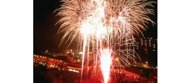 【花火大会in ルスツリゾート】花火とたいまつ滑走はクリスマスイブにも行われる。滑走は初級者も参加可能だ