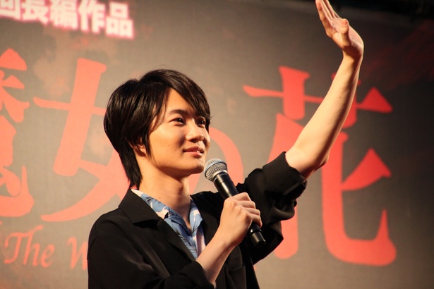 リラックスした表情で観客とコミュニケーションをとる神木隆之介