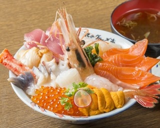 10種類の海鮮丼に贅沢いくら丼！ 札幌の市場で味わう新鮮グルメ