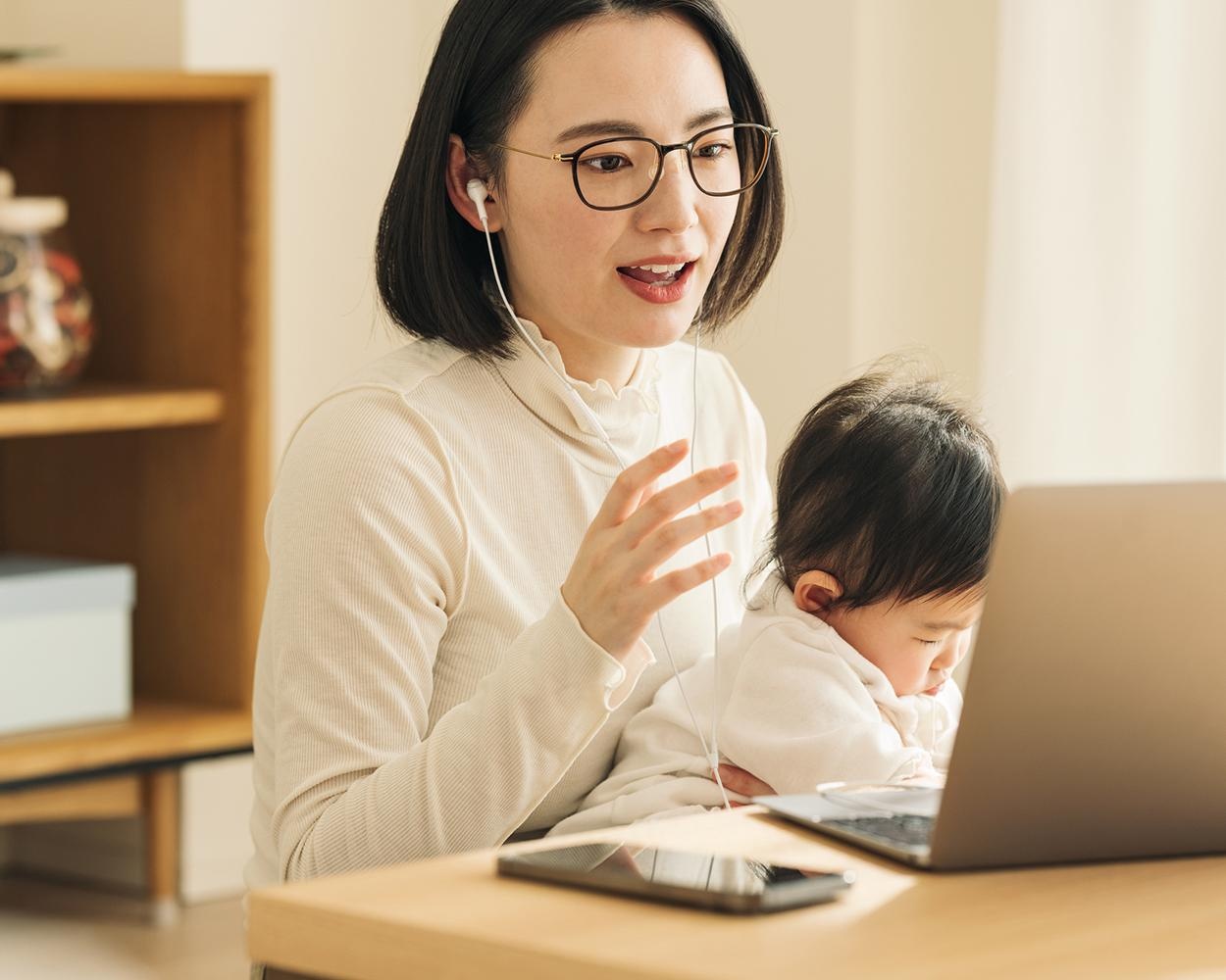 男性パートナーの4割超が家事育児の「戦力外時間」である21時以降に帰宅。「女性活躍推進」のカギは男性の働く環境改善にあり？