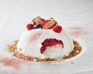 まるでケーキ!?新食感かき氷「スノードームケーキ」がロイヤルパークホテルに登場