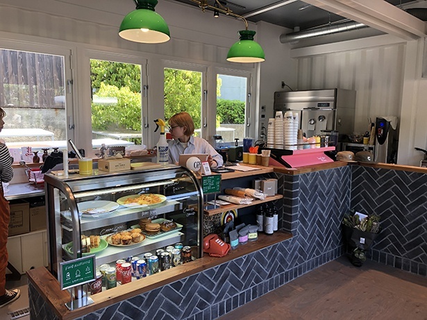 2023年4月、須磨区にオープンした「Lima Coffee＆PLANTS」。コンテナを利用した空間がユニーク