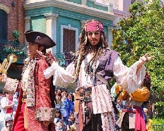 ジャック・スパロウが飛び入り！海賊たちのブラスバンドが大暴れ