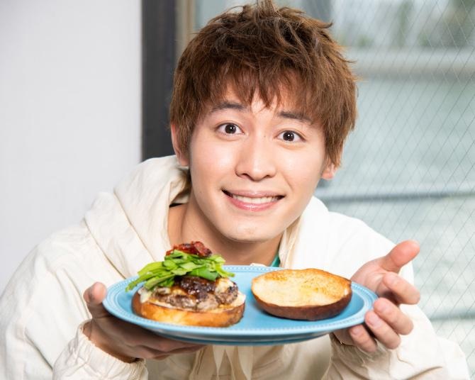 小林亮太がブルーチーズを使ったバーガーを食レポ！日本人で初めて世界大会に出場した店主が作る味とは？