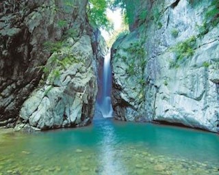 この夏は山梨の幻想的すぎる秘境へGO！首都圏発の日帰りバスツアー