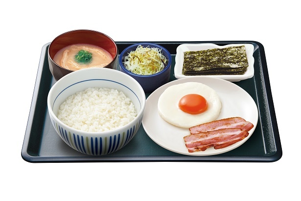 「目玉焼き ベーコン朝定食」(390円)