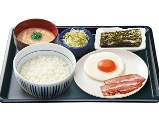 なか卯の「目玉焼きベーコン朝定食」がよりおいしくなって復活！