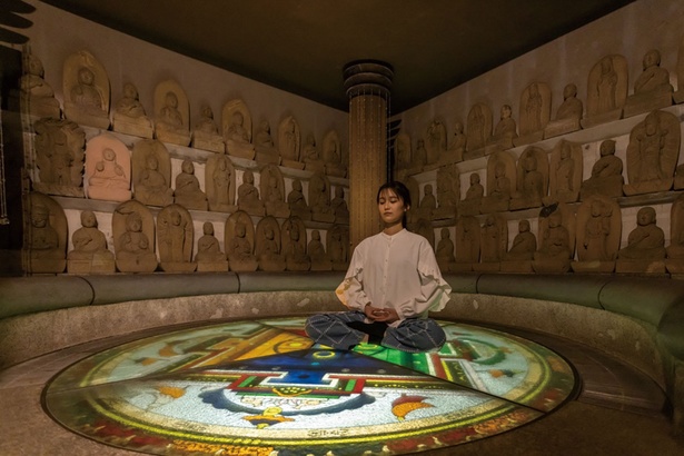 151体の石仏に囲まれた「ほとけのくに」。ステンドグラスの曼荼羅の上で瞑想