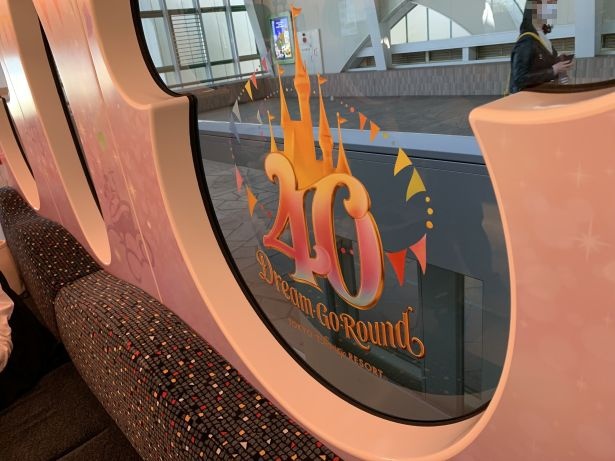 車窓のデザイン。どこをとっても40周年の祝祭感が満載