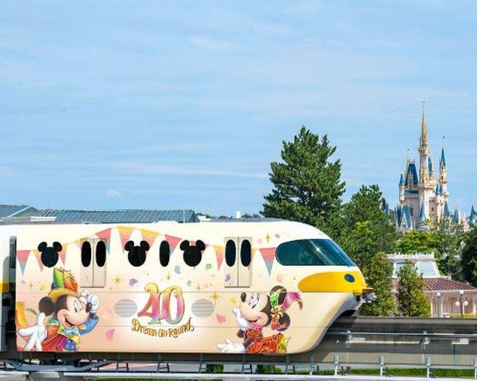 東京ディズニーリゾートで特別ラッピングの「40周年記念モノレール」が運行中！
