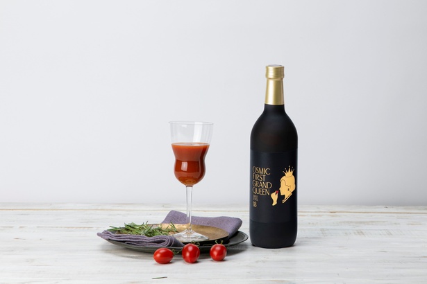 【写真】ワインボトルのような見た目のトマトジュースは、忘れられない贈り物になる！