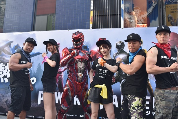 【写真を見る】パワーボーイ、パワーガールと共にポーズをとるレッドレンジャー