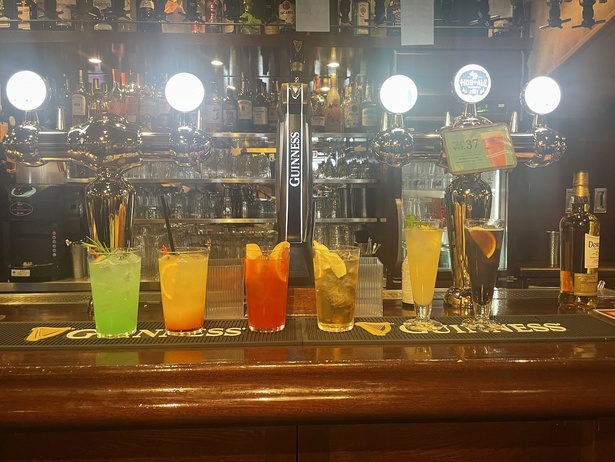 キャラクターをイメージしたカラフルなコラボドリンク