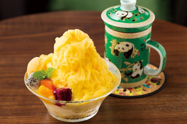 「china cafe」の「台湾雪花氷のトロピカルマンゴー」(864円)。2017年6月20日 から登場。＋108円でジャスミン茶がセットになる