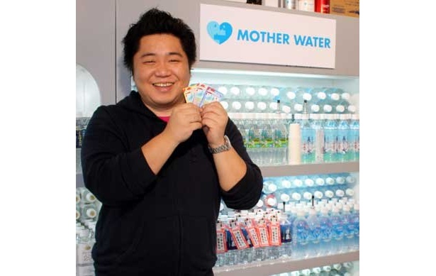 11/20にオープンした天然水の「マザーウォーター」(東京・東日暮里)では、11：00のサービススタート直後に押し寄せるように次々と来店し、結局初日だけで、400人が訪れたという