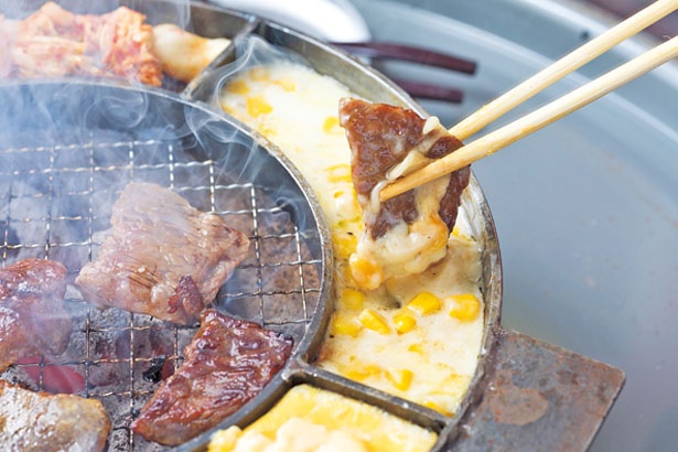 【写真を見る】肉にチーズを絡めて食べる常連も多い/立喰☆焼肉 瑞園 福島店