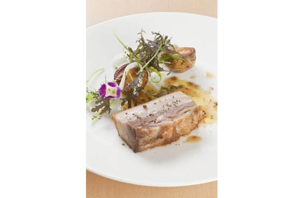 プライベートハウス　アンスブルージュのメイン料理は、一ヶ月熟成したフランス産バスク豚の3時間ロースト