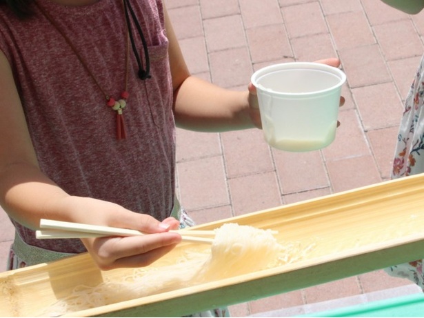流れてくるそうめんに集中！　狙いを定めて見ごとにチャッチ！