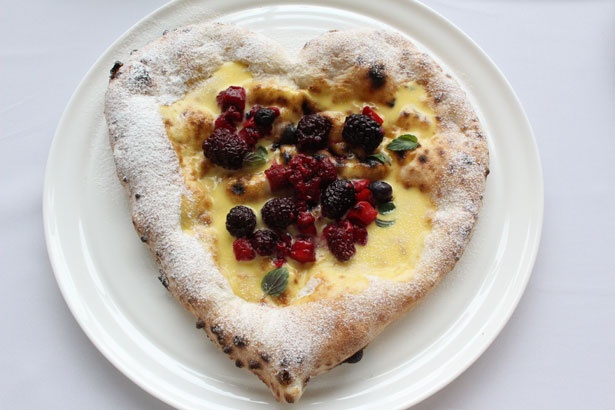 6月30日にオープンした、TOKYO MERCATOの「Pizza クオーレドルチェ」(税抜1200円)。ミックスベリーをたっぷり使用