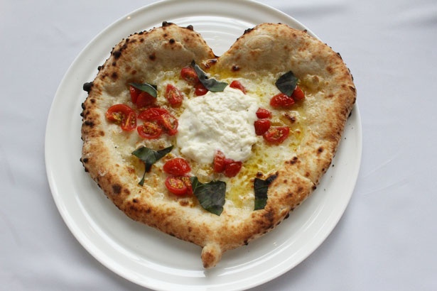 TOKYO MERCATOの「Pizza クオーレ」(税抜1680円)。2種類のチーズを使用した、ハート形のピッツァ
