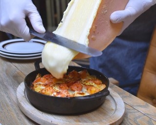 福岡で20種類以上のワインが飲み放題！とろ～りチーズとの相性抜群