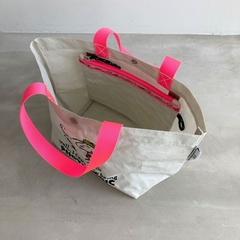付属の収納ポーチは、トート内側にスナップボタンで取り付け可能。インナーバッグとしても使える！