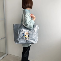 Lサイズは日常のお買い物から、レジャー・アウトドアシーンまで使えるビッグサイズ。こちらは「グレー」カラー