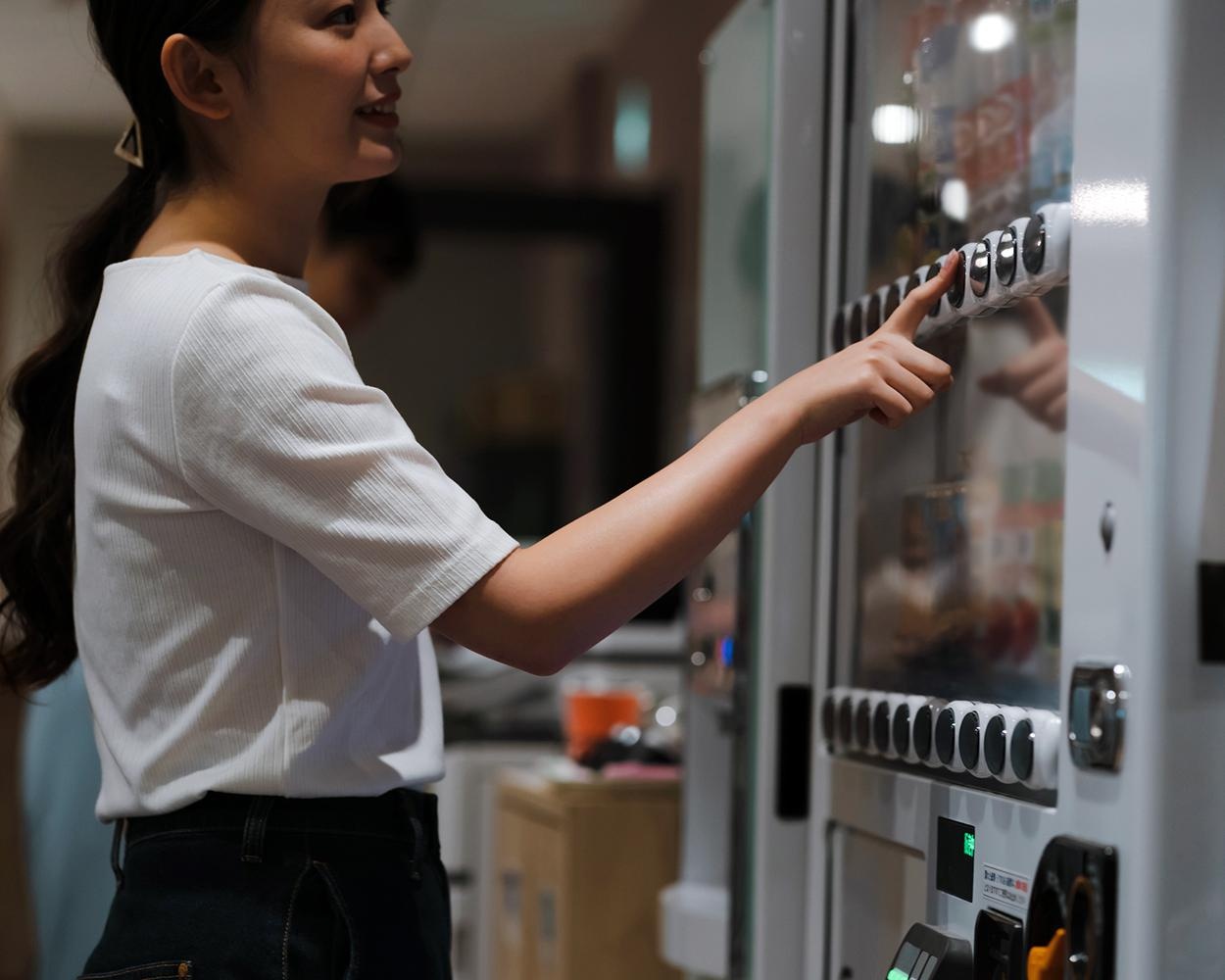 “自動販売機で購入できたらいいと思うもの”ランキング！レイングッズ、避妊具・避妊薬、ご当地オリジナルグッズがランクイン