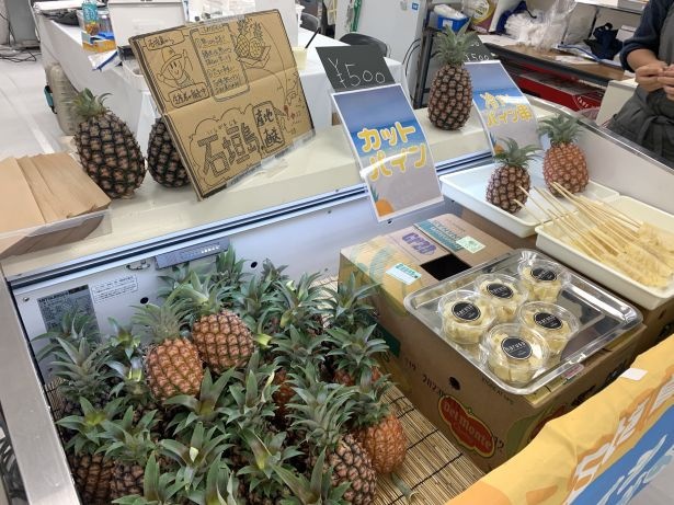 パイナップルや島バナナ、アップルマンゴーを販売する「沖縄フルッタ」の出店コーナー