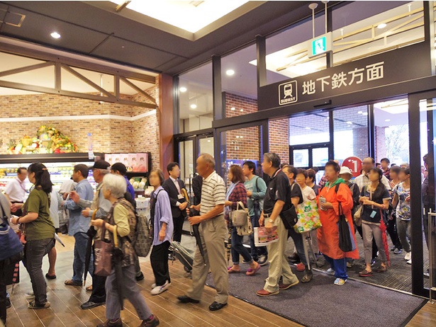 大勢の買い物客が開店前より並び待ち望んでいたオープン