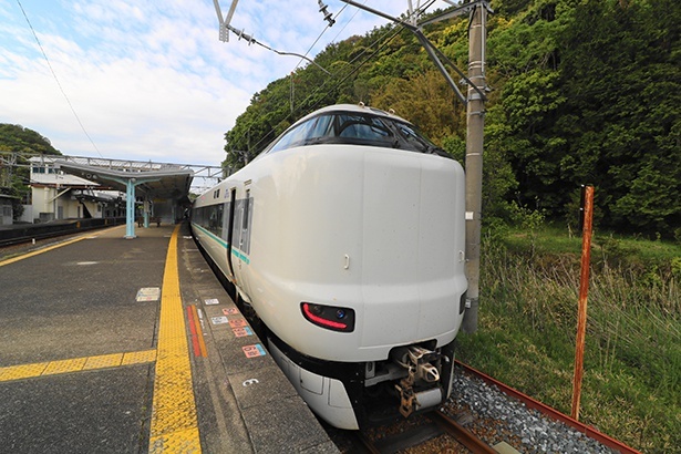 南紀白浜へ行くなら特急列車「くろしお」号が便利。JR新大阪駅や大阪駅など大阪市内からのアクセスもいい
