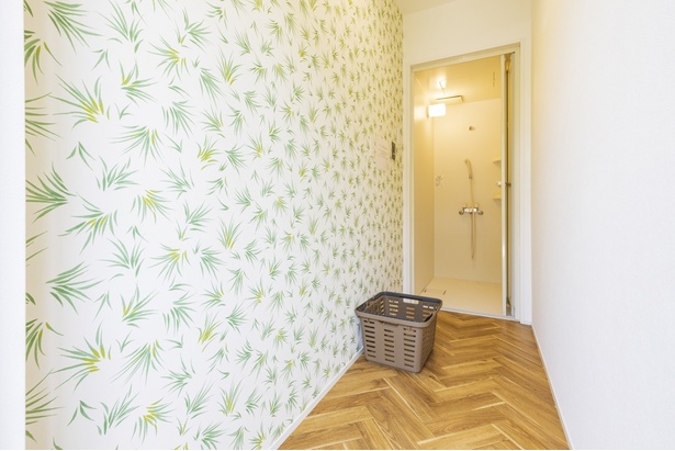 かわいらしい壁紙のシャワー室は脱衣スペースが広く、子連れでも利用しやすい