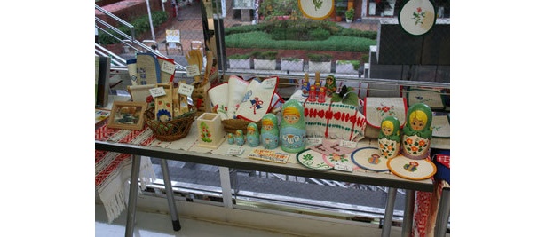 ロシアの民芸品なども販売される