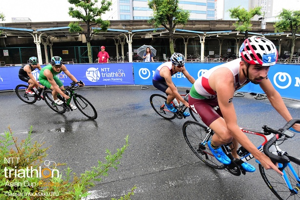 大会の様子（バイク：滑りやすいコンディションの中、颯爽と自転車で走る選手たち）