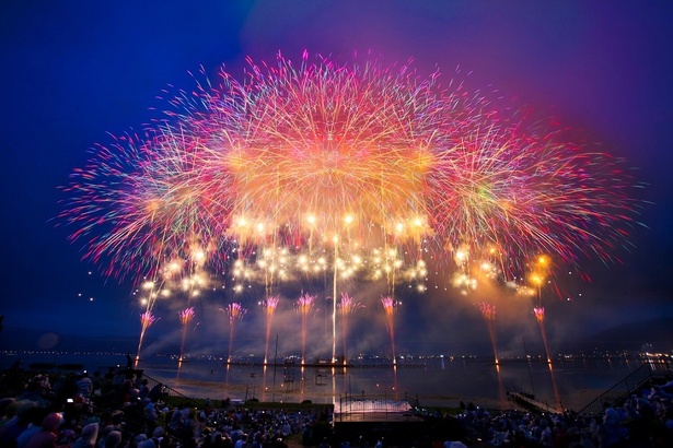 「諏訪湖の花火」と呼ぶにふさわしい諏訪湖ならではの轟と煌めきを堪能できる