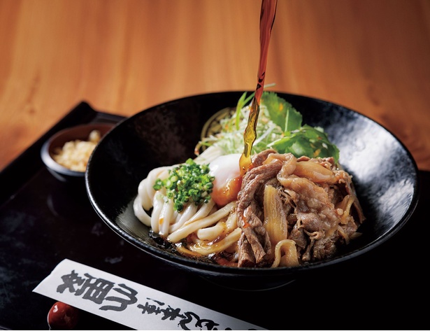  「うどん県」香川の、「讃岐肉ぶっかけ(温玉付)」(1210円)は、甘辛い牛肉と自家製ラー油の相性が抜群