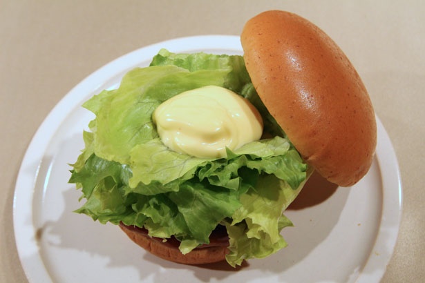 【写真を見る】「テリヤキバーガー」(360円)に使用するテリヤキソースは、バンズやレタス、パティとの相性を考えながらコクをアップ