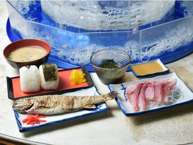 看板メニュー「A定食」(1650円)は、焼魚やおにぎりなどが付く。そうめん単品は570円