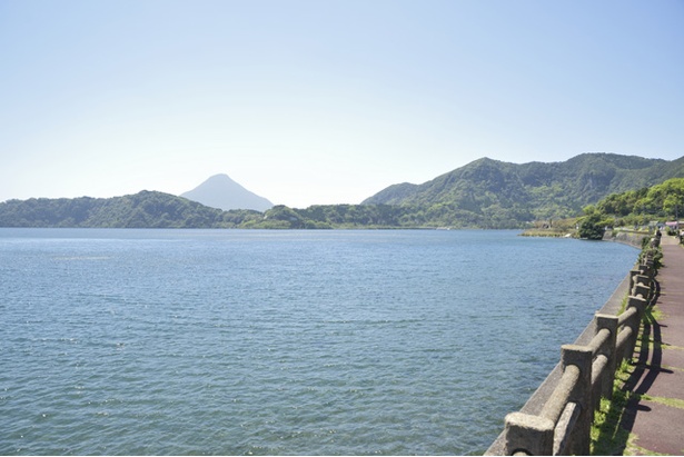 「池田湖」は周囲を山々に囲まれる。晴れた日は、湖の背後に薩摩富士とも呼ばれる開聞岳を望む