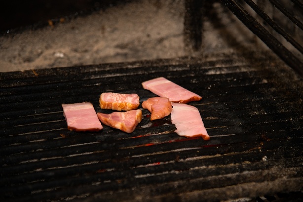 炭火でこんがりと焼き上げるベーコン。2種類の厚みが食感のアクセントになる
