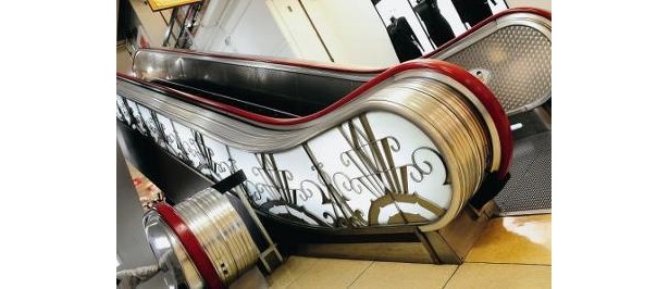エスカレータ横のデザインもレトロ感ただよう
