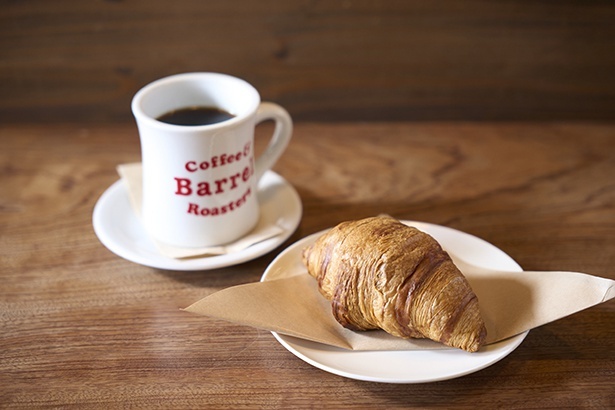 バレルブレンド450円などドリップコーヒーは、大ぶりのマグにたっぷりと。フランス産の生地を使うクロワッサン250円は毎朝、焼きたてで提供