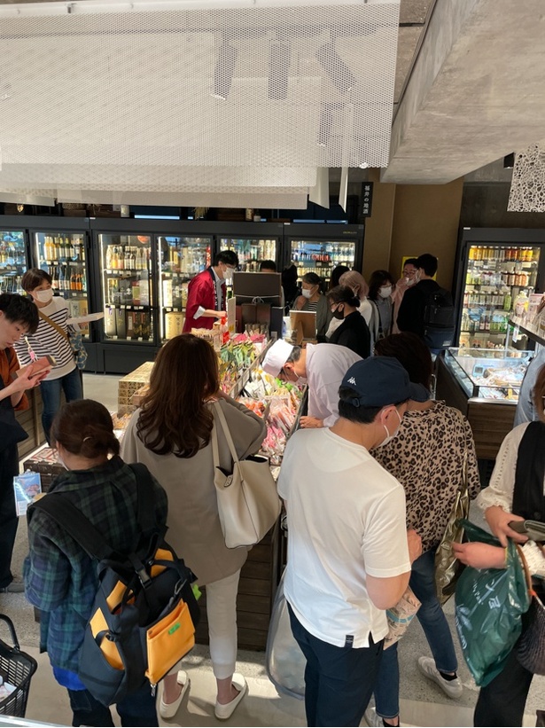 大型冷蔵ケースが設置された日本酒コーナーには、福井県の各酒蔵の日本酒がずらりと並ぶ